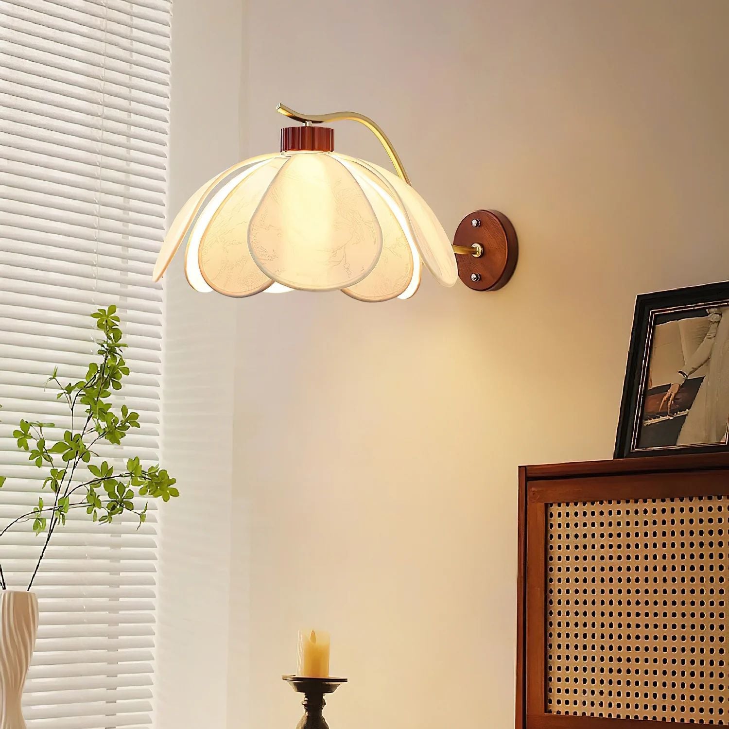 Lampada da parete a fiore Dolenna