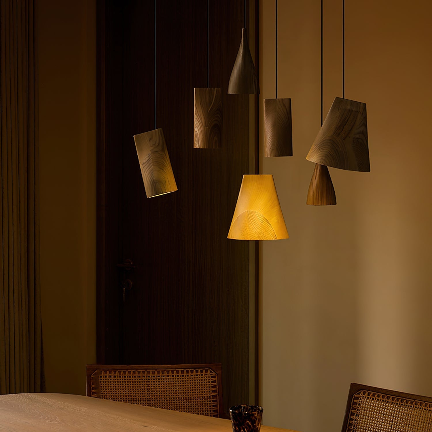 Lampada a sospensione in legno Dellse