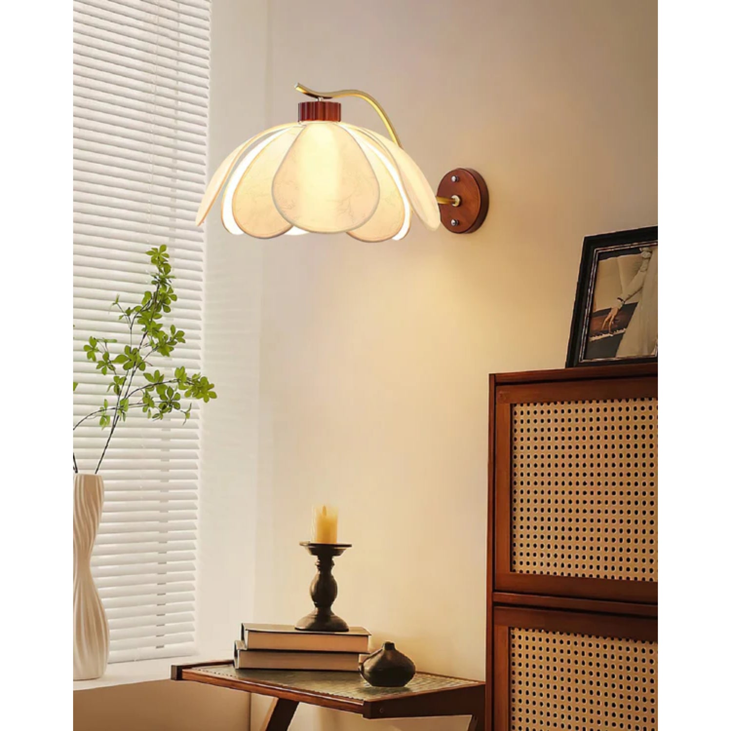 Lampada da parete a fiore Dolenna