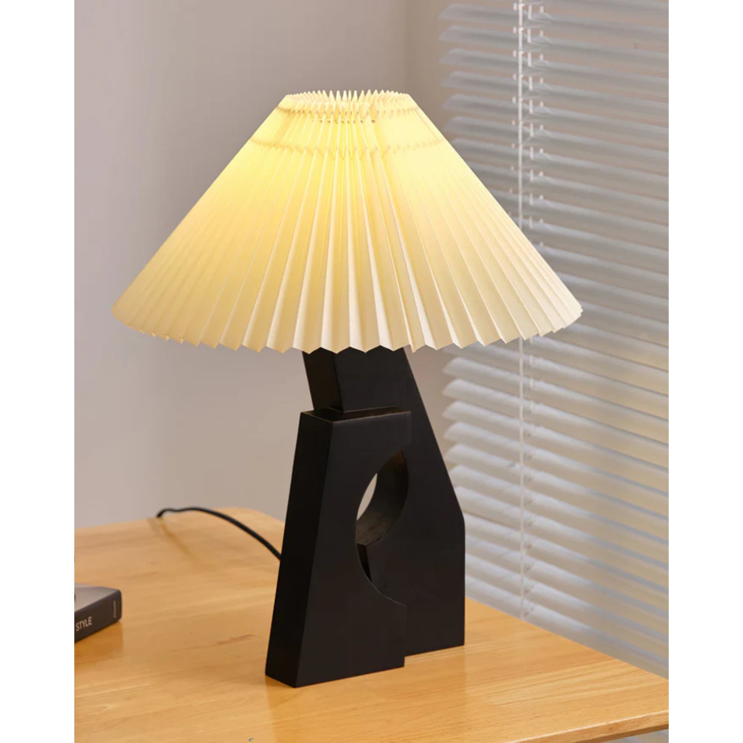 Lampada da tavolo Zelayn scanalata